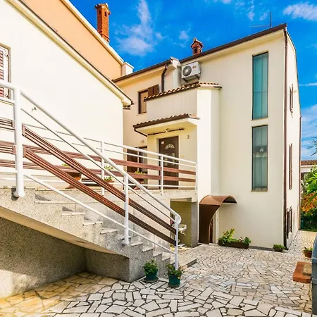 Comfortable Puh With Built Barbecue In Appartamento Pola